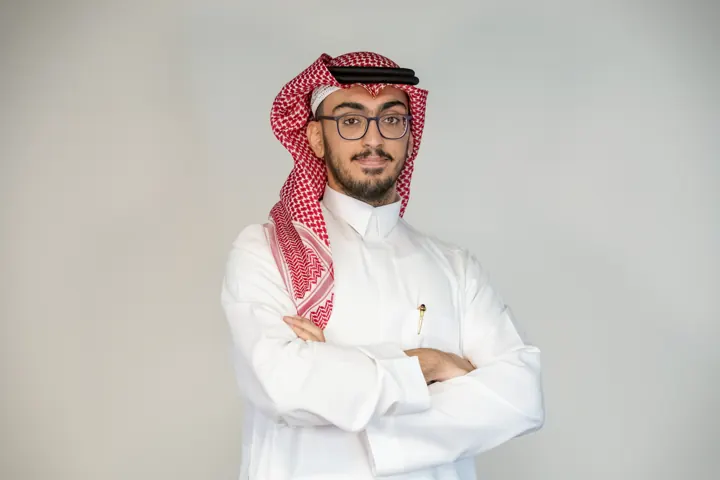 Corporate headshot in traditional Saudi attire